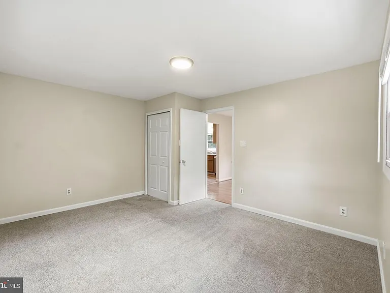 8402 Sleepy Hollow Rd — Photo 15