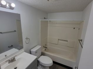 4200 Knob Hill Dr #3, Des Moines, IA 50317