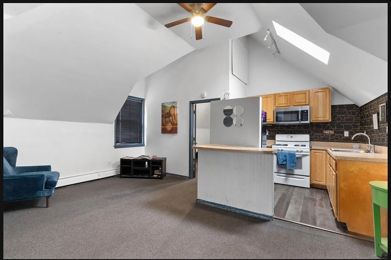9 Troy — Photo 1
