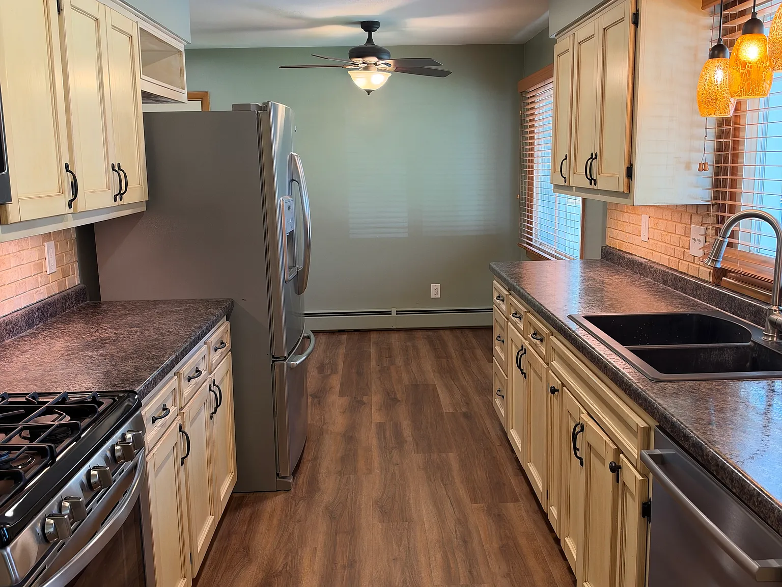 3 bed, 2.5 bath, 1450 sqft, $1,900 — Photo 3