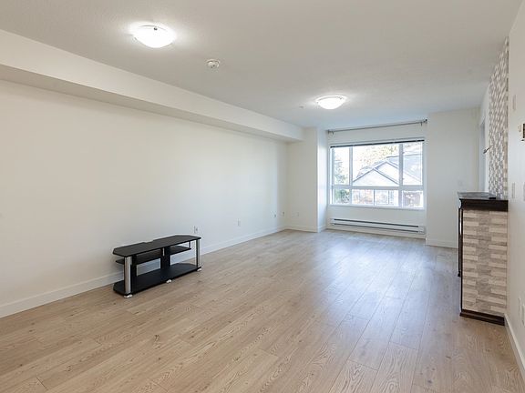 4th image of 14960 102a Ave #202