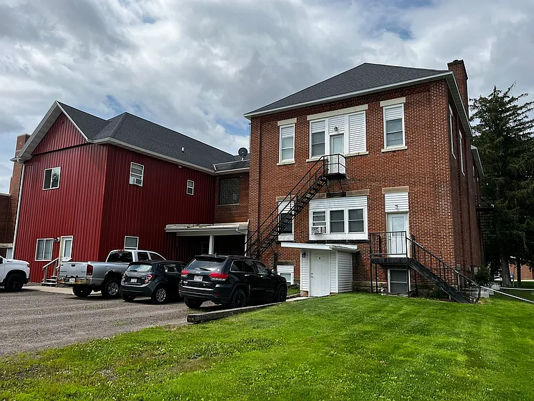 504 Division St — Photo 2