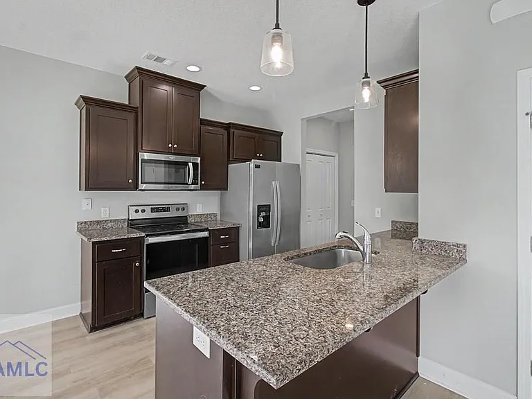 547 Fairview Cir — Photo 5