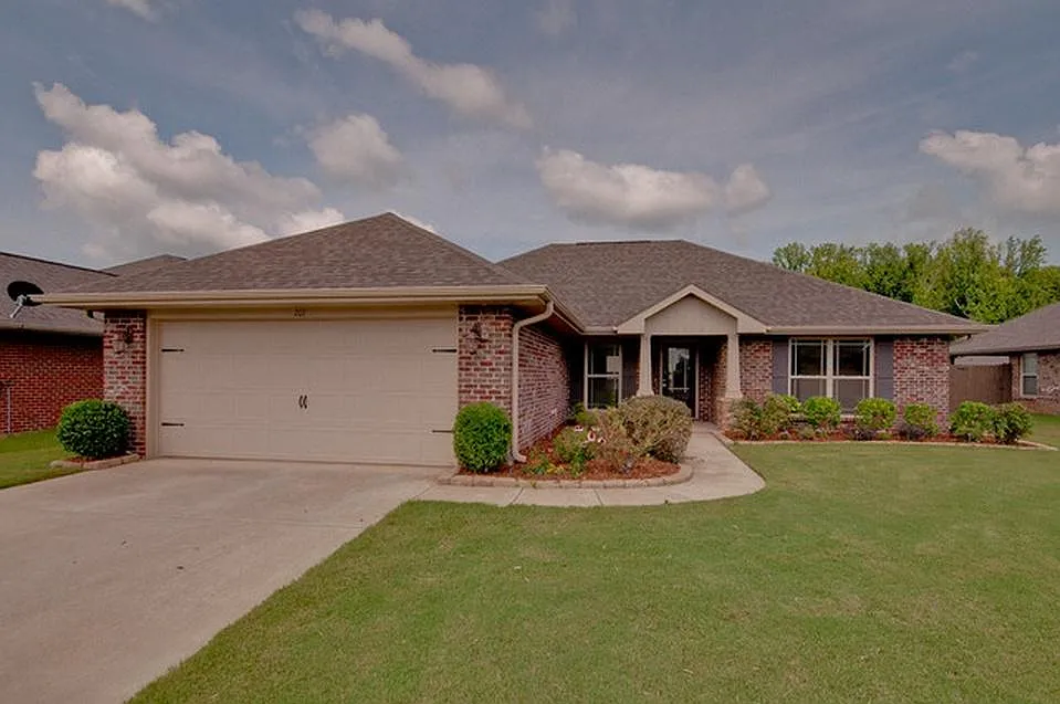 207 Healey Drive — Photo 1