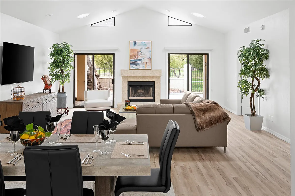 Building Photo - 8844 E San Rafael Dr #2
