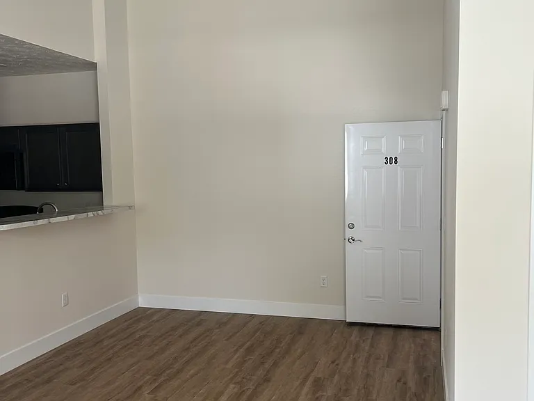 409 Court Yard Ln — Photo 22