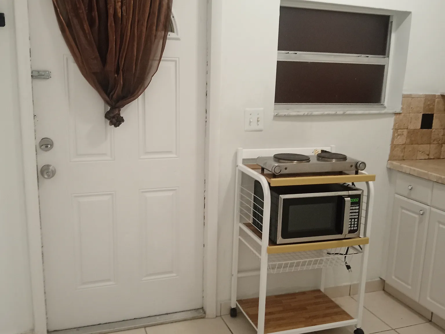Studio, 1000 sqft, $1,300 — Photo 3
