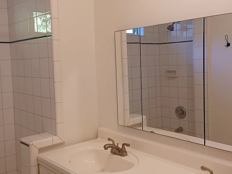 214 E Stocker St — Photo 23