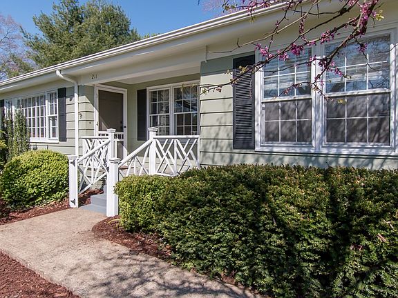 2nd image of 211 Pinecrest Ln