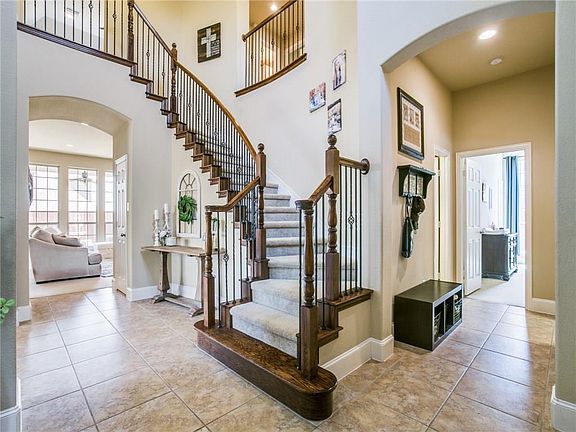 2nd image of 7814 Glen Hollow Ln