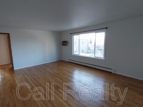 3rd image of 904 W Lincoln Pl APT 2