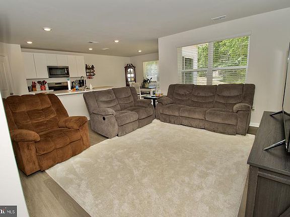 3rd image of 760 Currant Cir