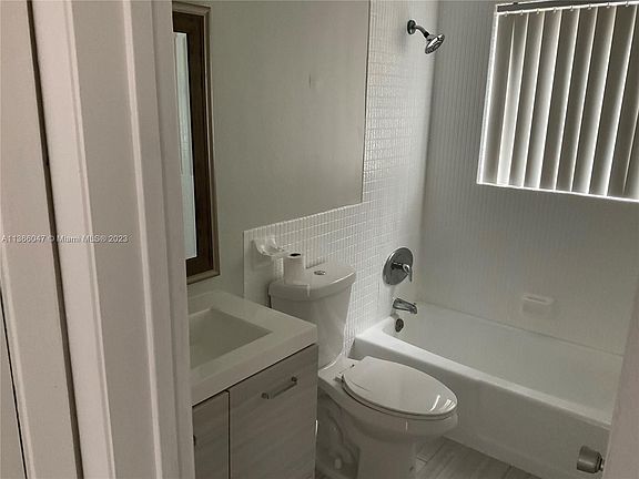 5th image of 510 SE 9th St #9