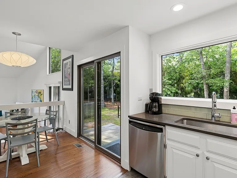 31 Montauk Ave — Photo 12