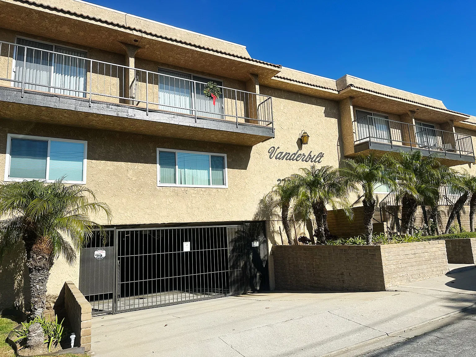 Vanderbilt West Apartments — Photo 3