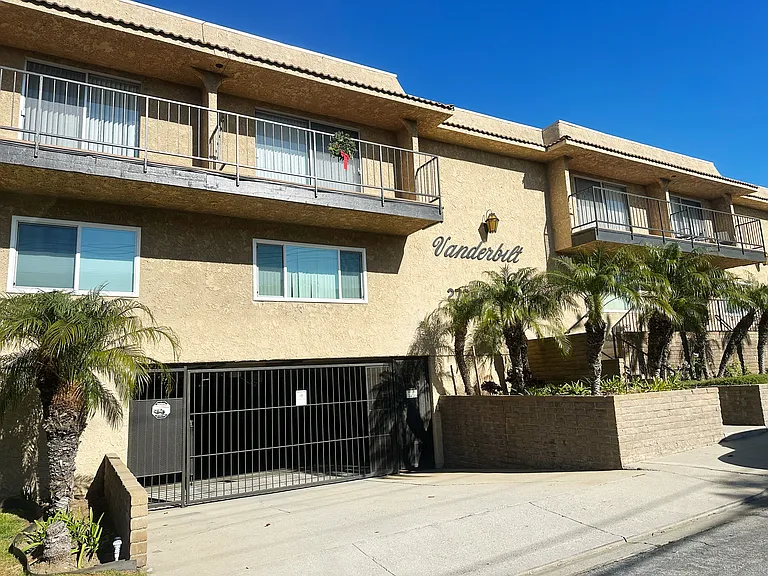 Vanderbilt West Apartments — Photo 8