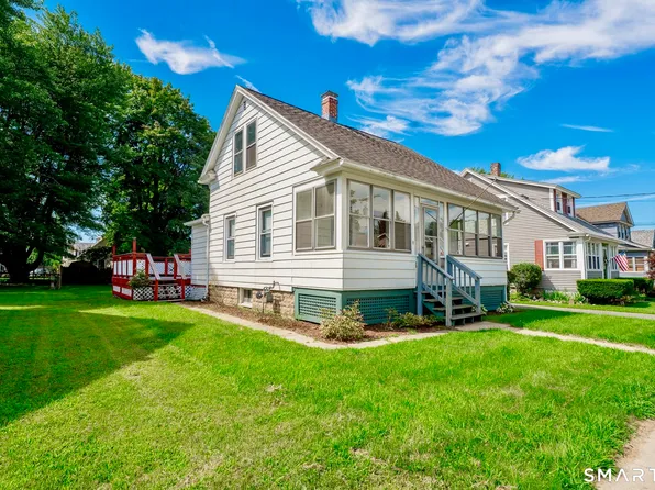 9 Woodlawn Avenue, Enfield, CT 06082