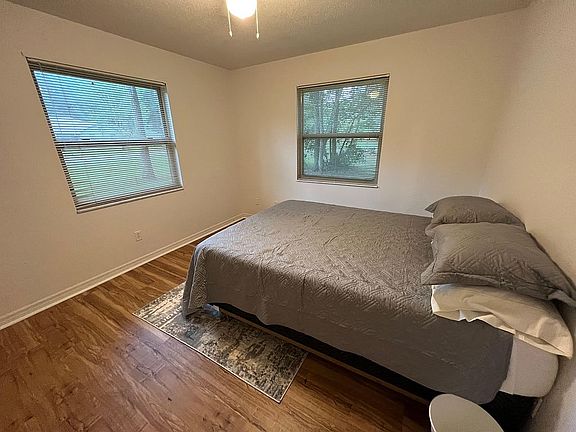 2nd image of 220 SE Deerwood Gln