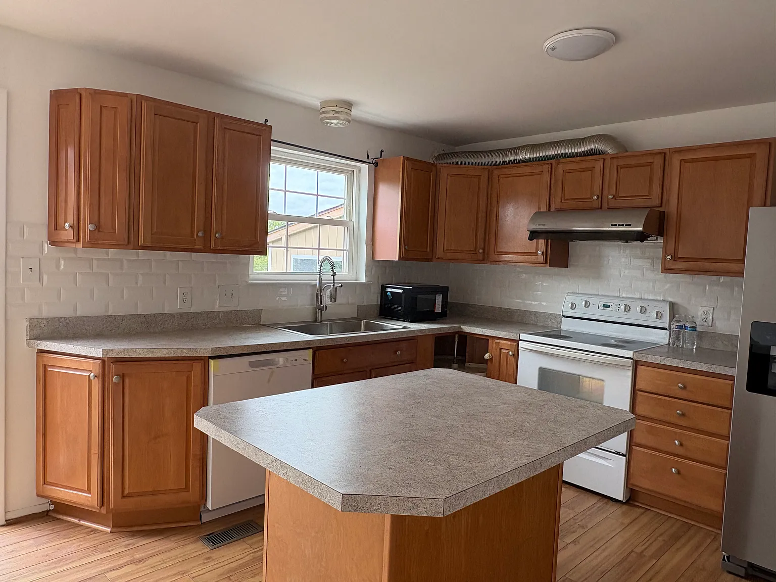 4 bed, 2100 sqft, $2,500 — Photo 4
