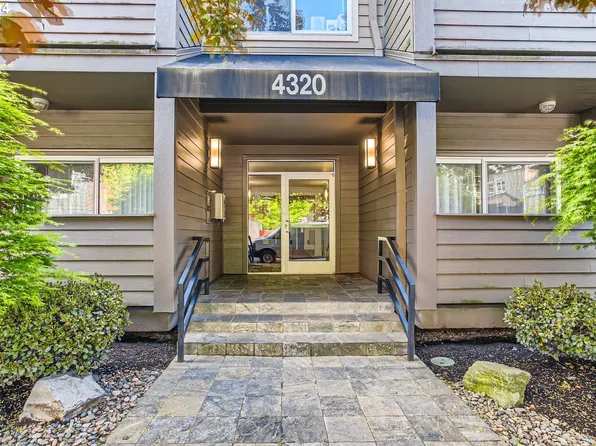 4320 S Corbett Ave APT 314, Portland, OR 97239