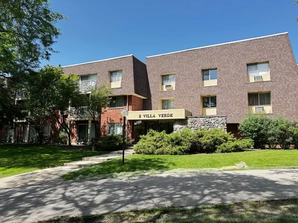 2 Villa Verde Dr, Buffalo Grove, IL