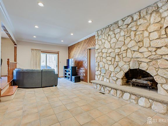 3rd image of 5 Woodmere Rd