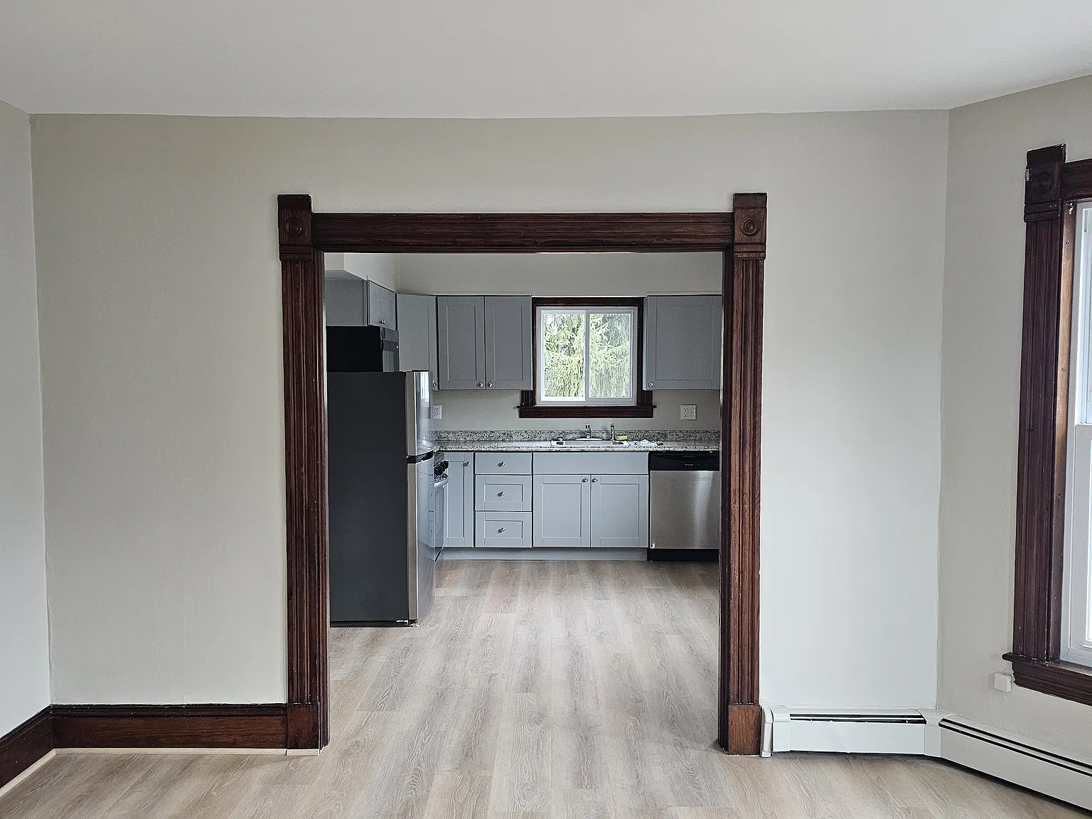 3 bed, 1000 sqft, $1,900 — Photo 1