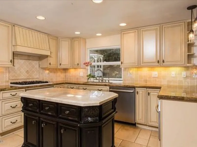 1314 Lamont Ave — Photo 7