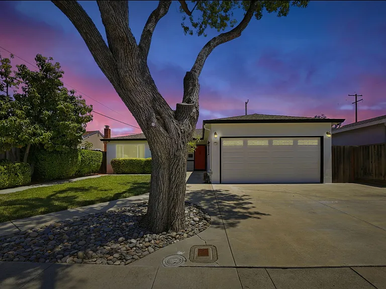 3490 Flora Vista Ave — Photo 2