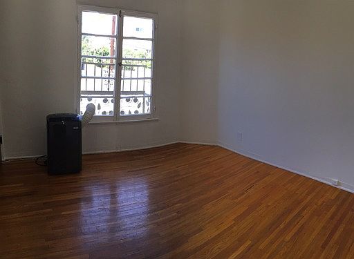 5th image of 228 1/4 S Fuller Ave