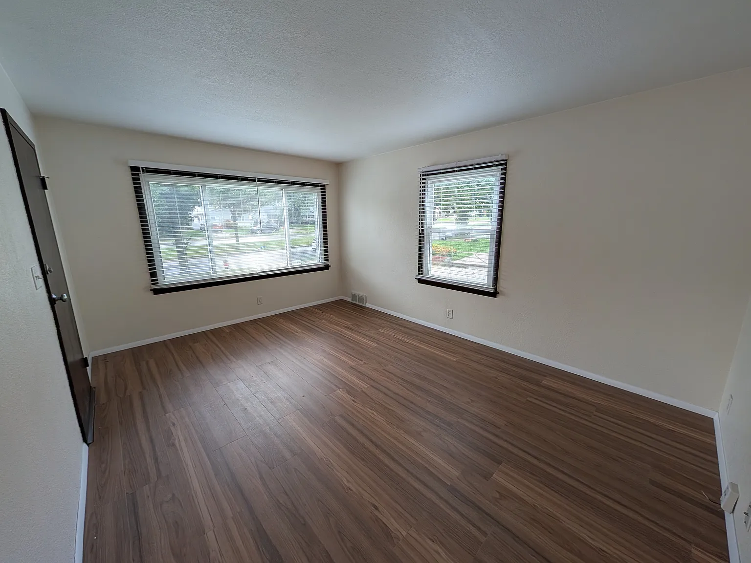 3 bed, 1.0 bath, 900 sqft, $1,325 — Photo 4