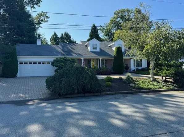 50 Surrey Dr, Cranston, RI 02920