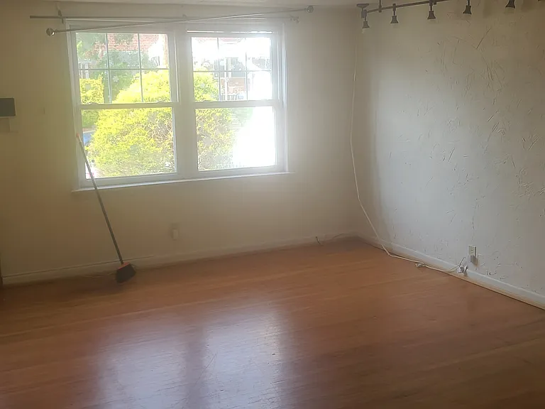 250 Southern Ave — Photo 4