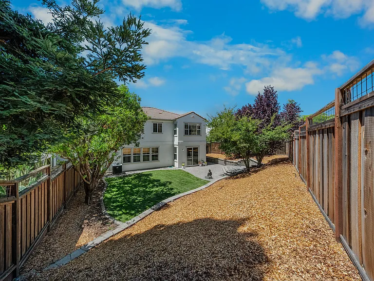 100 Portsmouth Dr — Photo 48