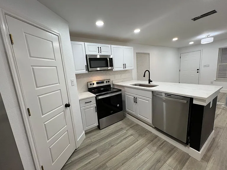 1323 Claude St — Photo 3