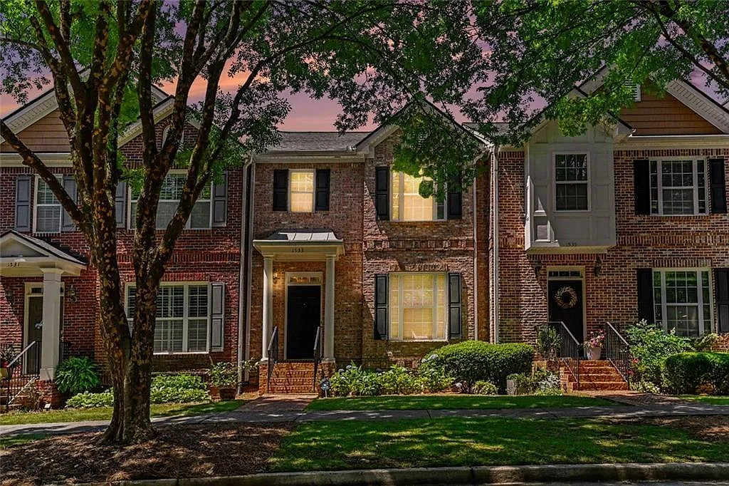 2 bed, 2.5 bath, 1929 sqft, $2,200 — Photo 2