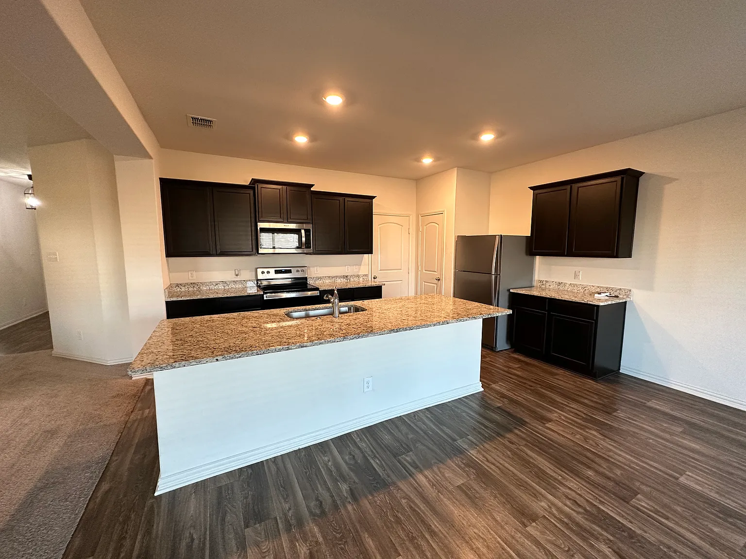 4 bed, 2.5 bath, 2205 sqft, $1,900 — Photo 2