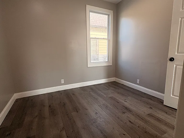 2115 Seneca St — Photo 4