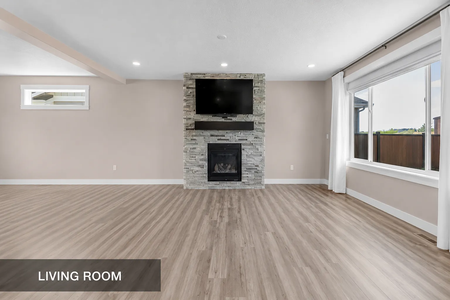 5 bed, 3.5 bath, 3225 sqft, $4,950 — Photo 2