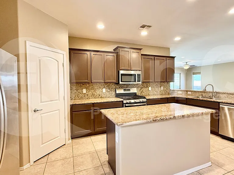 4425 E Saint John Rd — Photo 6