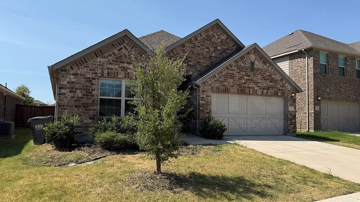 4 bed, 2.0 bath, 1885 sqft, $2,299 — Photo 2