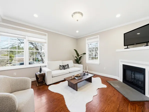 38 Pickering St #A, Winchester, MA 01890