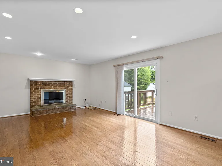 1119 Halesworth Dr — Photo 16