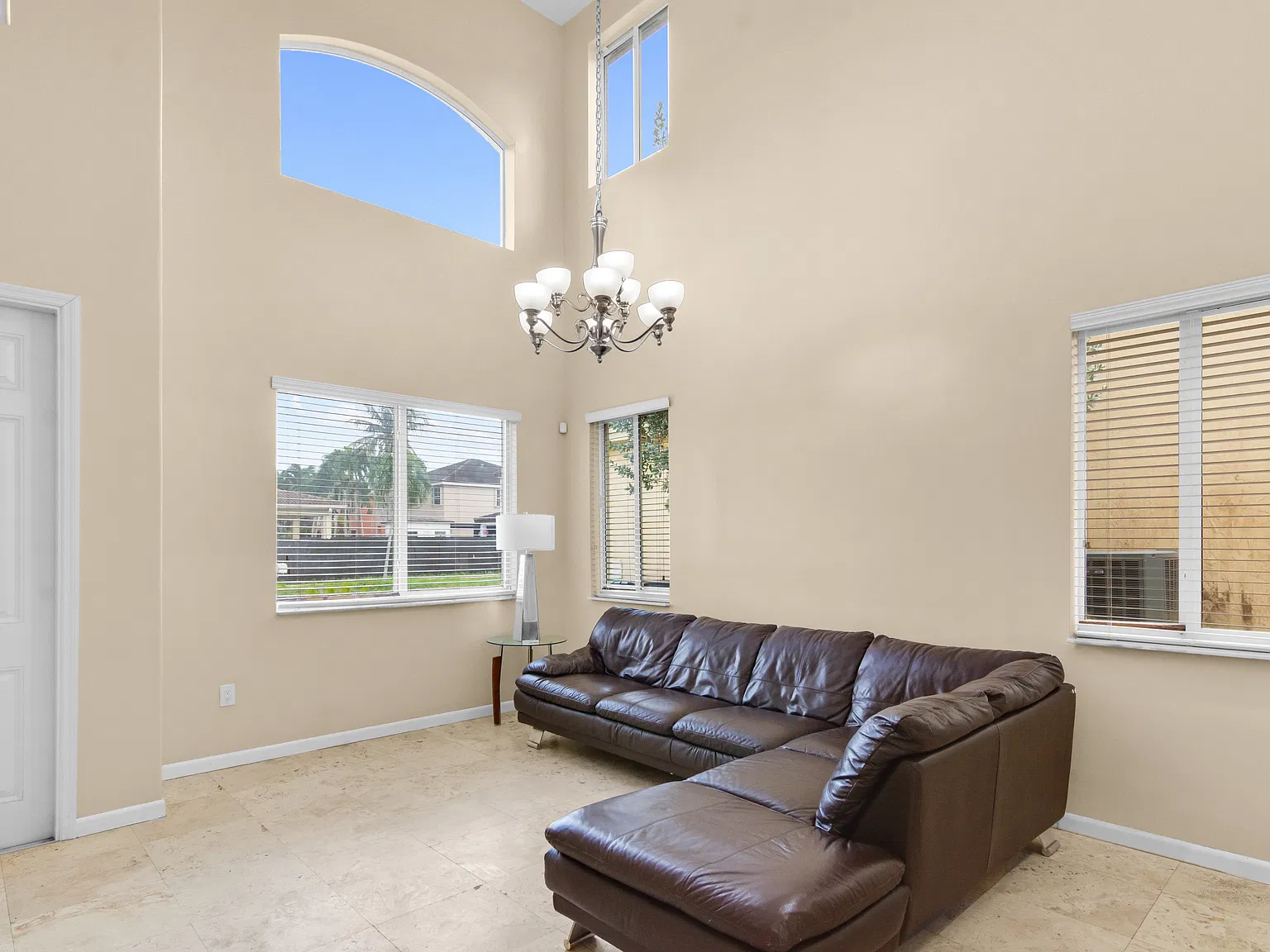 4 bed, 2476 sqft, $4,100 — Photo 4