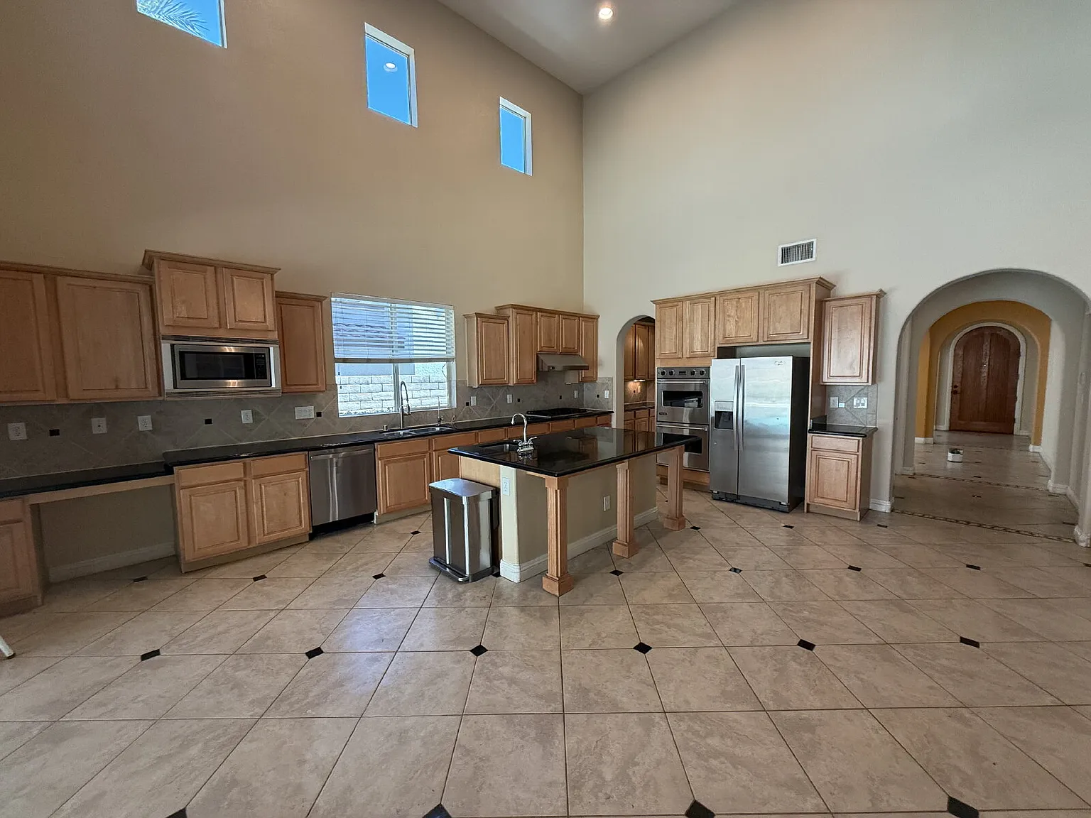 4 bed, 3.0 bath, 3423 sqft, $5,595 — Photo 3