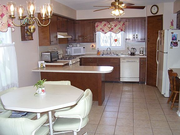 Large Kitchen with breafast bar