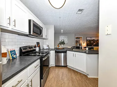 2BR, 2BA - 1,100 SF