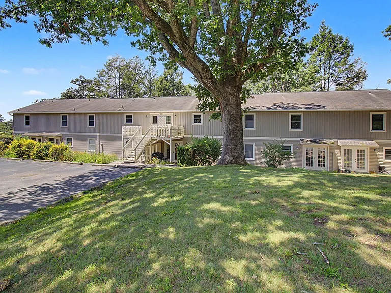35 Hamburg Dr — Photo 15