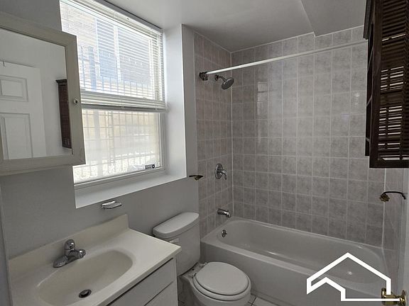 3rd image of 2835 W Cullom Ave #1