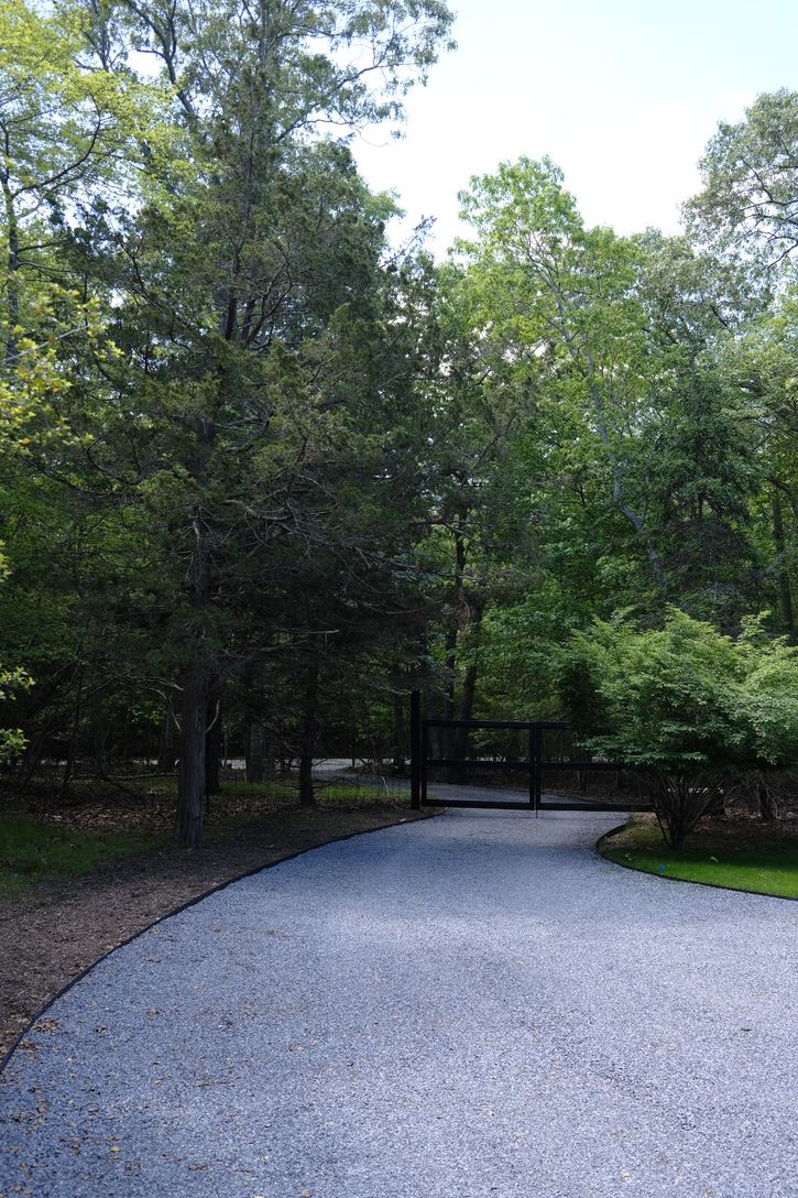  Private gated drive